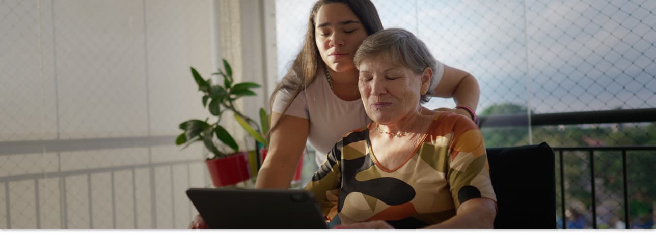 Vecina de Las Condes usando servicios de protección Serviclick junto a su familia